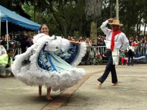 Pareja en el tradicional baile del Sanjuanero