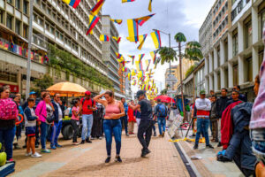 Turistas danzando en la calle