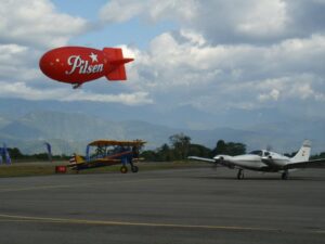 Dirigible, biplano y avión