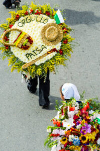 Silleta de flores siendo cargada por silleteros, personajes tradicionales de la Feria de las Flores