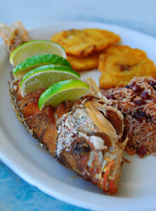 Pescado frito acompañado de arroz con coco