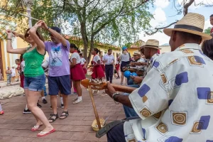 Turistas disfrutan de la música tradicional