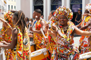 Bailarines tradicionales en el Festival de Música del Pacífico Petronio Álvarez