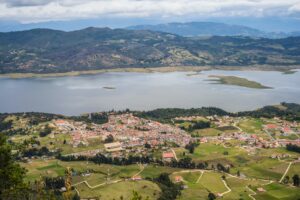 Guatavita a orillas del embalse de Tominé