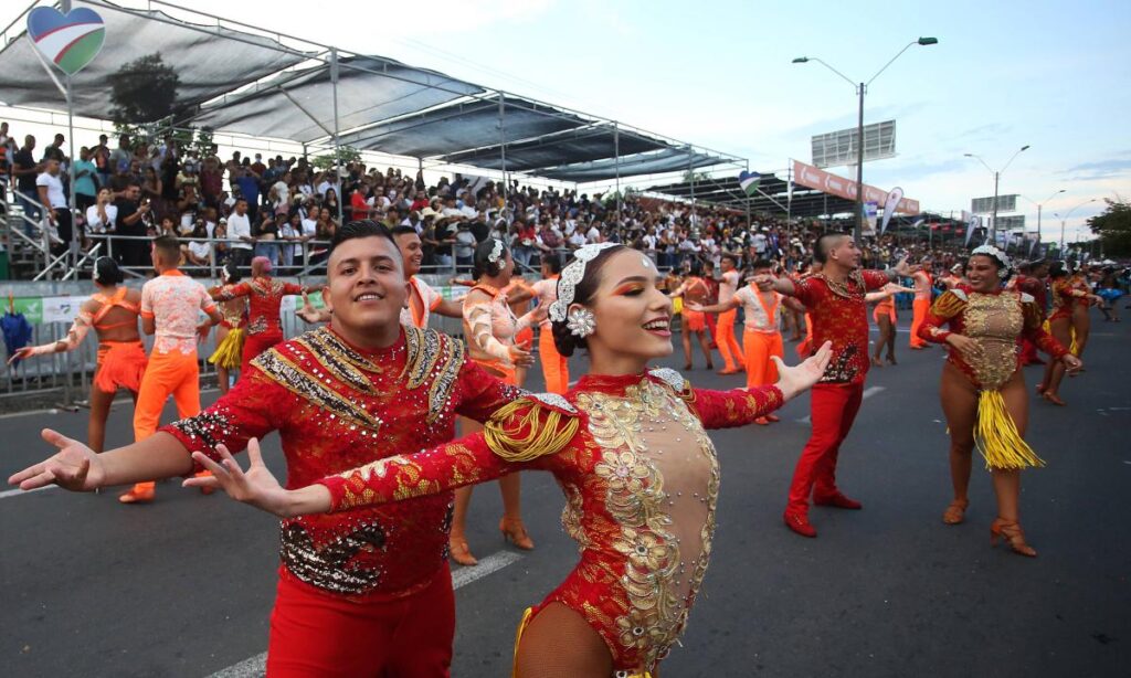 Bailarines de salsa en desfile de la Feria de Cali