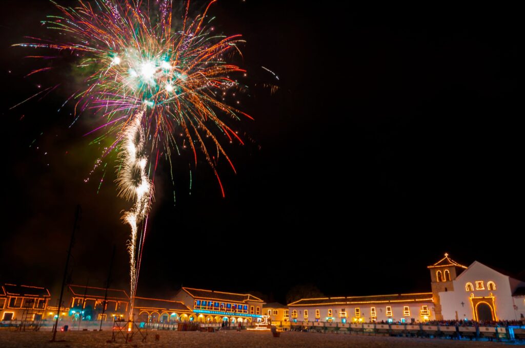 Plaza Mayor de Villa de Leyva en su noche de luces