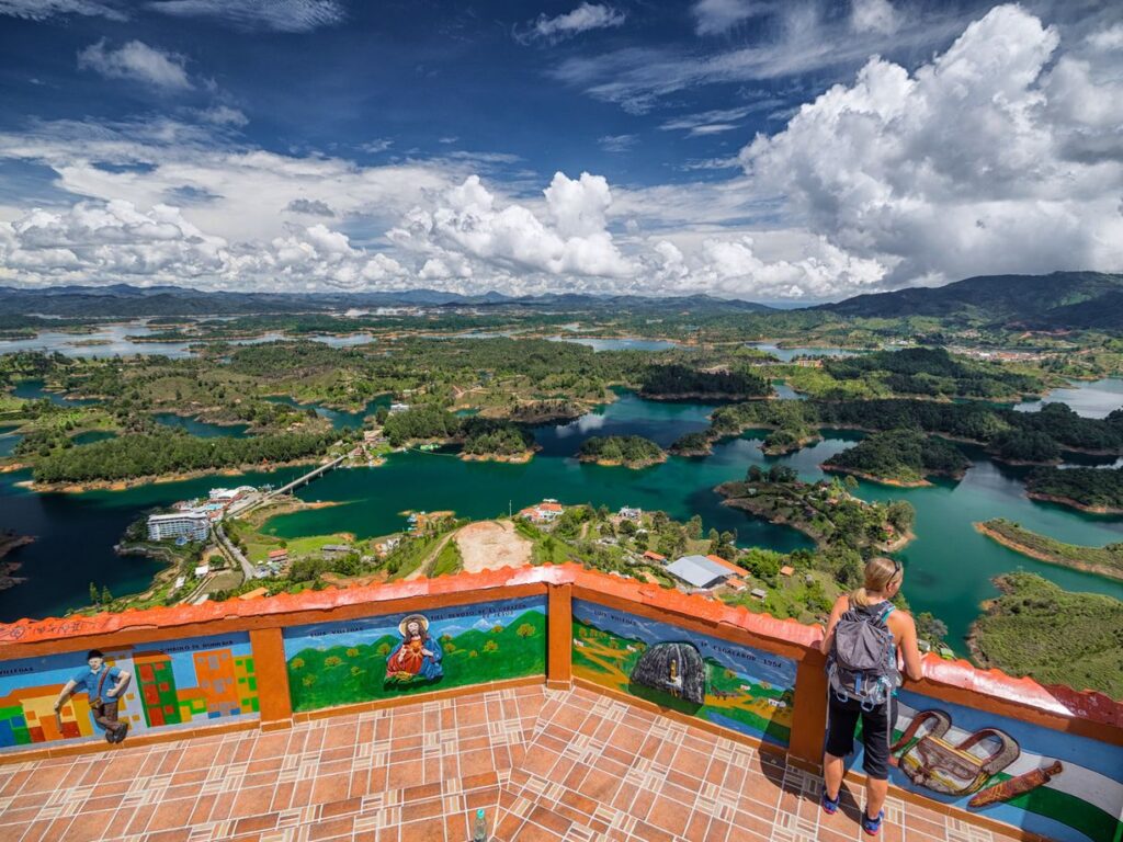 Panorámica del Embalse de Guatapé, desde la cima de la Piedra del Peñol. Foto: www.guatapecolombia.net