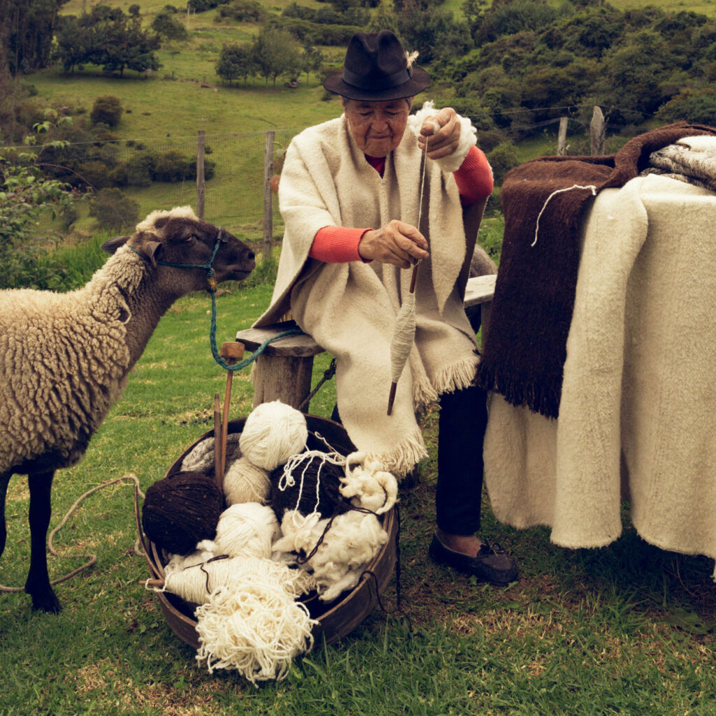 Campesino tradicional con sus ovejas. Foto: www.elmuseocampesino.org