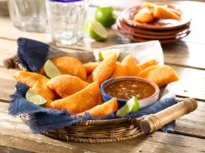 Bandeja de empanadas con hogao Bandeja de empanadas con hogao. Foto: https://www.goya.com/es/recipes/colombian-beef-and-pork-empanadas