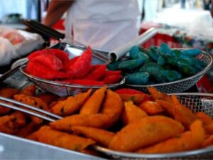 La masa de las empanadas se tintura de colores, para diferenciar su relleno. La masa de las empanadas se tintura de colores, para diferenciar su relleno. Foto: www.alertapaisa.com